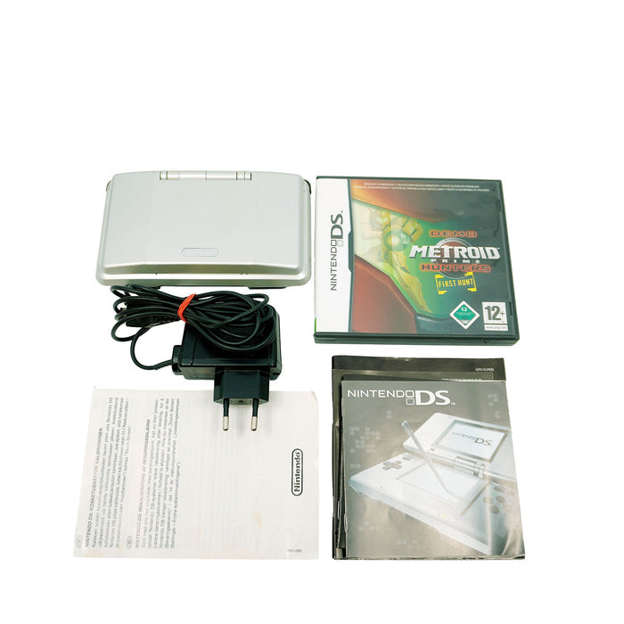 Nintendo DS Handheld-Konsole (classic) mit Metroid Prime Hunters First Hunt Demo in Originalverpackung - Produktfoto alle Inhalte