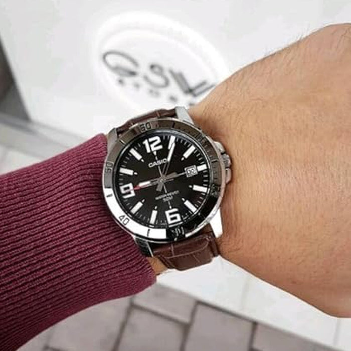 Enticer Men Quartz Black Dial Analog Leather Watch A1370