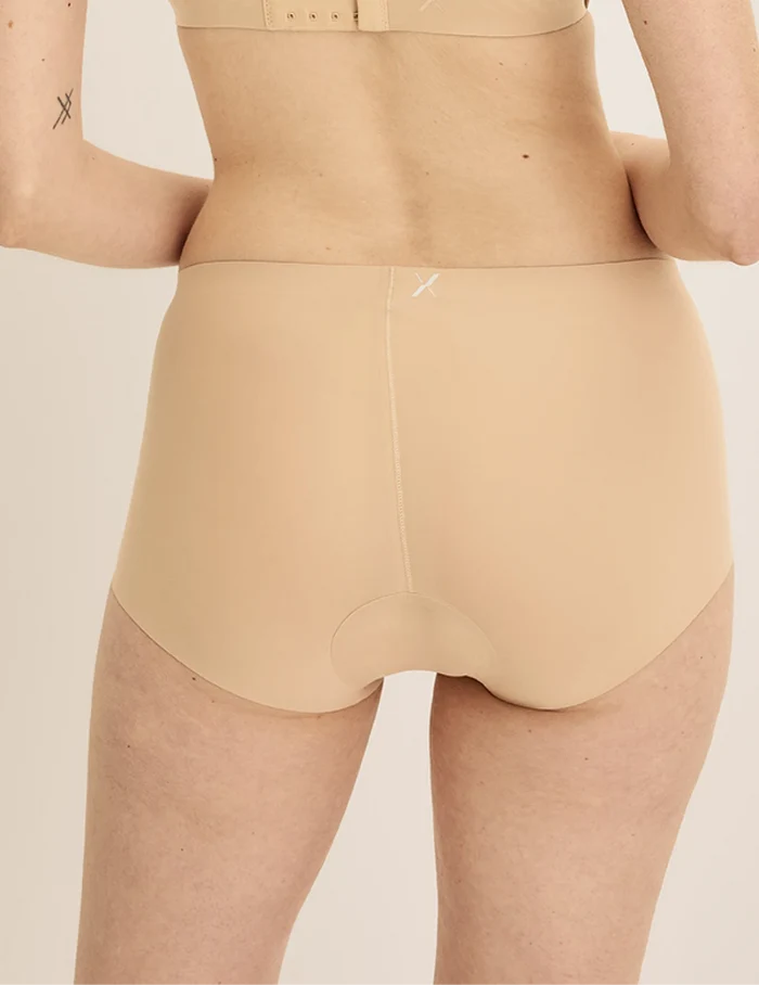 Molly has 36“ hips and wears KNIX S | Back view of model wearing the Leakproof UltraThin No-Show Boybrief highlighting the coverage and smooth fit | Warm Sand