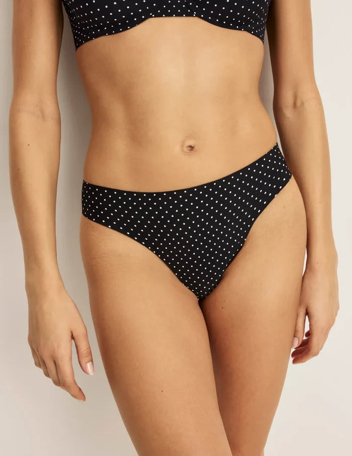Sofia has 36.5” hips and wearing KNIX S | Front view of model wearing the Light Leakproof UltraThin No-Show Thong highlighting the coverage and smooth fit | Black with White Polka Dot