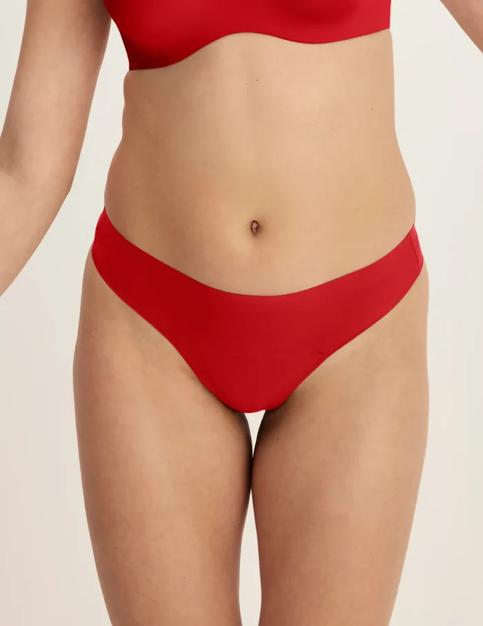 Ashley has 39“ hips wearing KNIX S | Front view of model wearing the Light Leakproof UltraThin No-Show Thong highlighting the coverage and smooth fit | Shimmer Cherry