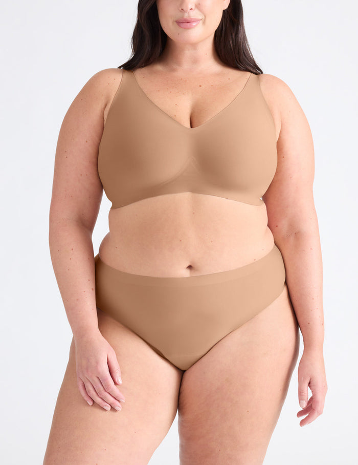Gabrielle has 48" hips and wears a Knix size XXL | Cavassa