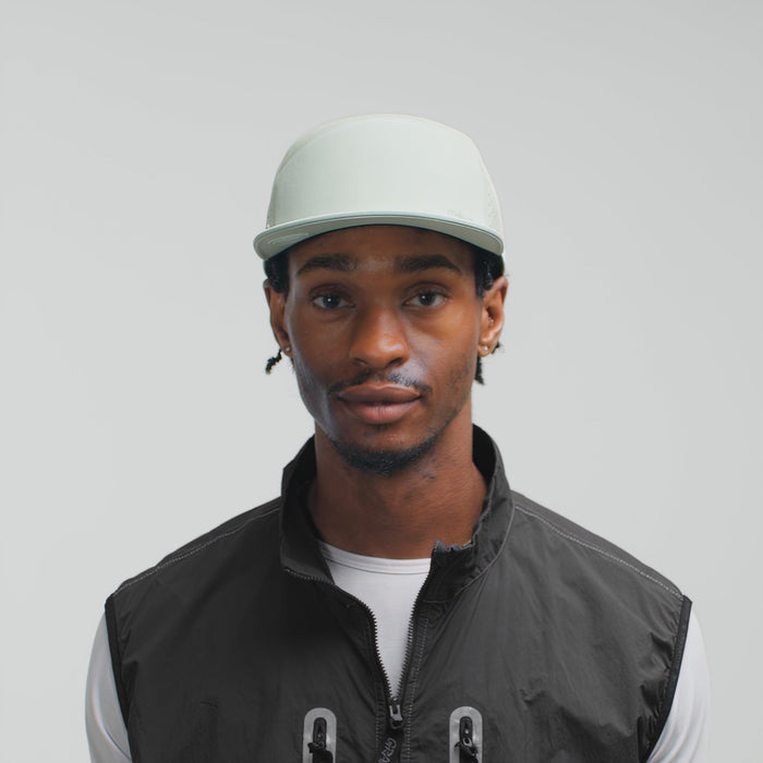 The model-image of the melin Horizon Fit Trenches Hydrolite hat in dusty mint